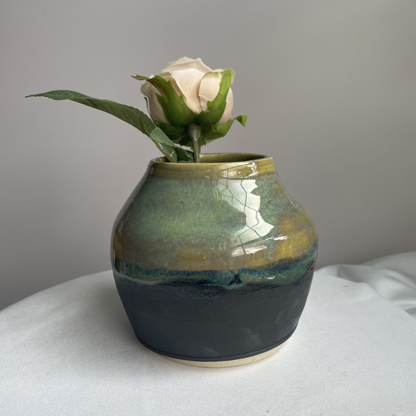 Medium jade & black vase