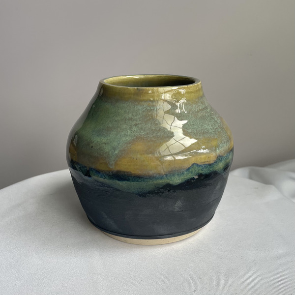 Medium jade & black vase